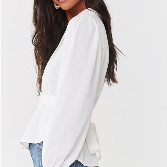 woven top featuring a V-neckline - Picture 3 of 4